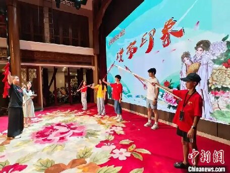 逾百名海外華裔青少年汕頭“沉浸式”體驗(yàn)潮汕文化